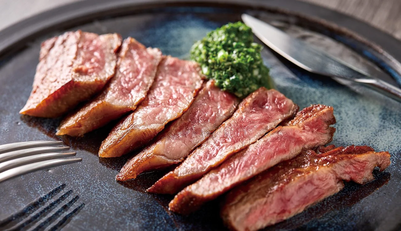 皿に盛り付けた焼いた牛肉
