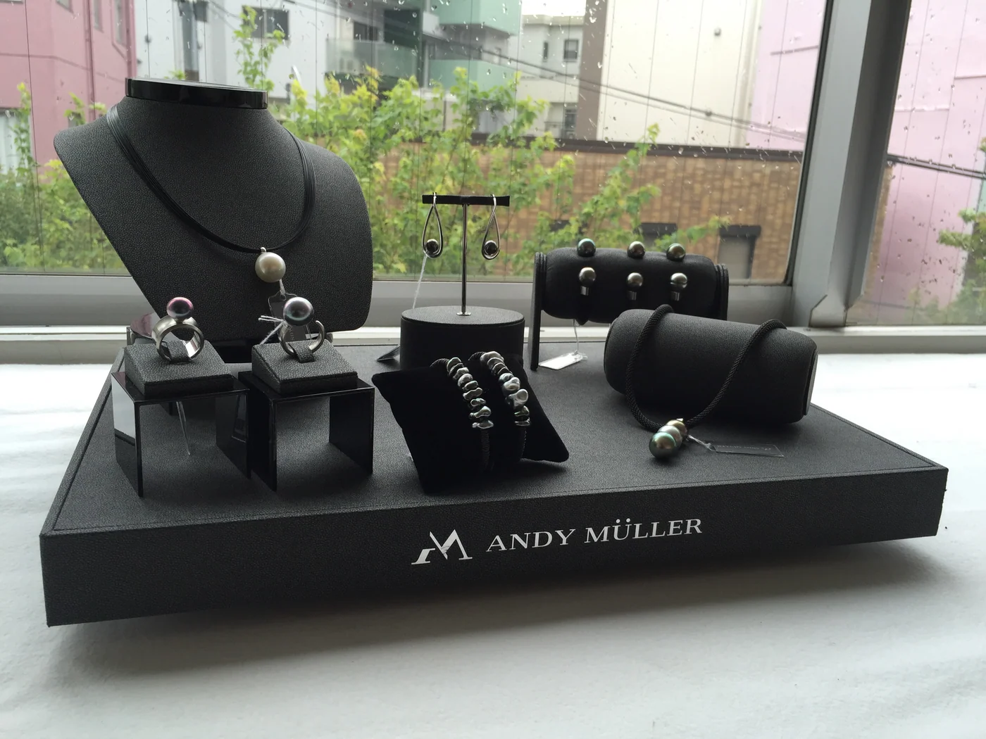 ANDY MÜLLERのジュエリーの展示イメージ