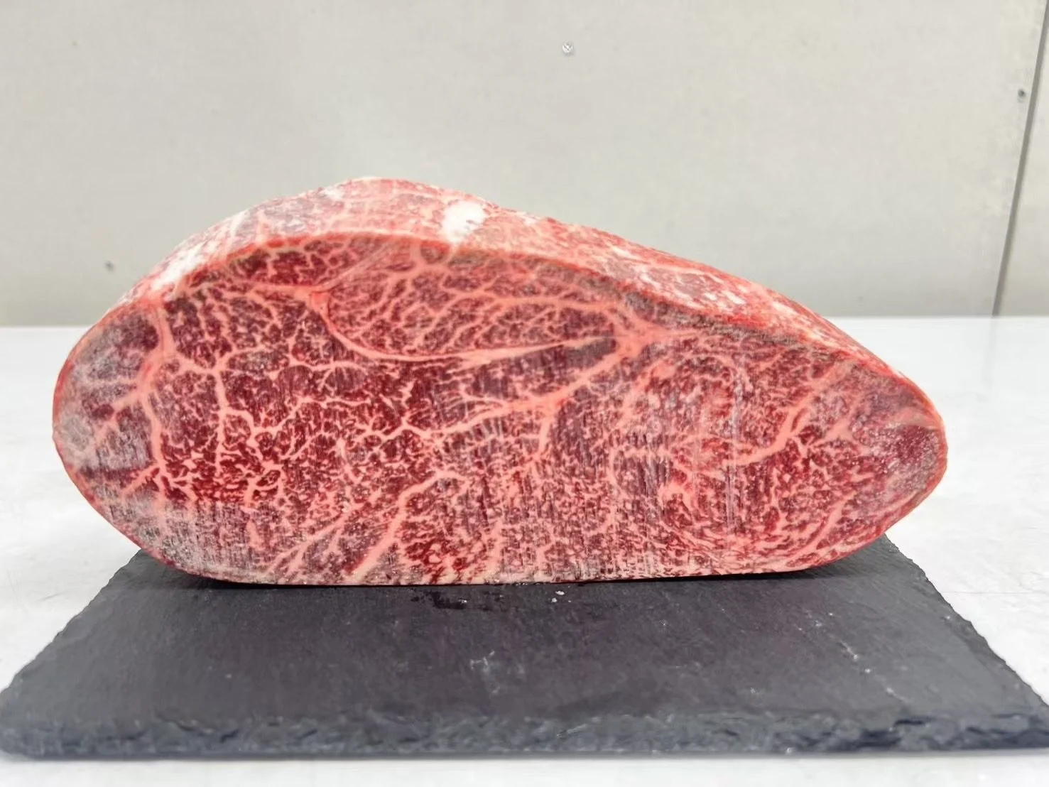 黒い石板に置かれた牛肉